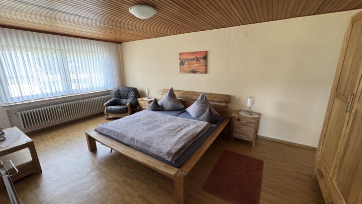 Wohnen über der Mosel: Modernisiertes Doppelangebot mit großem Grundstück