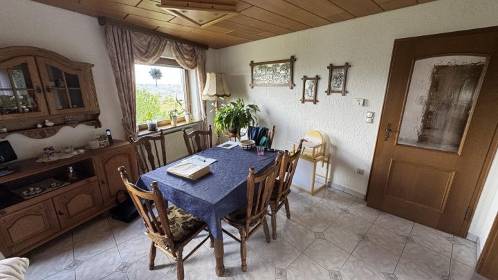 Wohnen über der Mosel: Modernisiertes Doppelangebot mit großem Grundstück