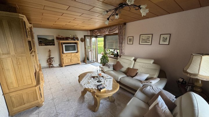 Wohnen mit Moselblick: Modernisiertes Einfamilienhaus mit großem Grundstück