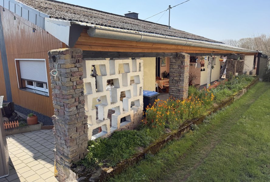 Nordseite - überdachter Zugang zum Haus
