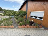 Gartenteil vorm Haus