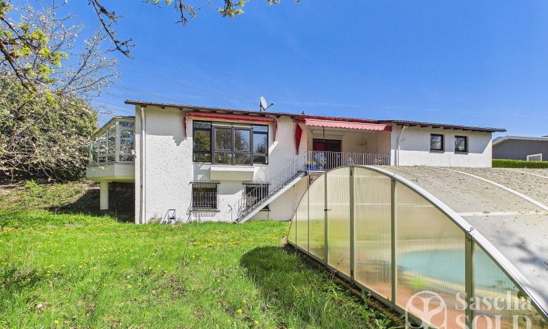 Großzügiges Anwesen in ruhiger Waldrandlage - Pool, Sauna, Wintergarten, Balkon u. Doppelgarage