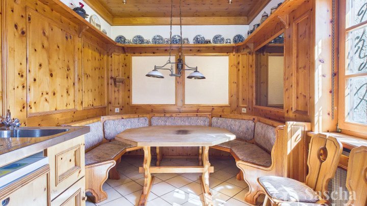 Großzügige Liegenschaft in ruhiger Waldrandlage - Pool, Sauna, Wintergarten, Balkon u. Doppelgarage