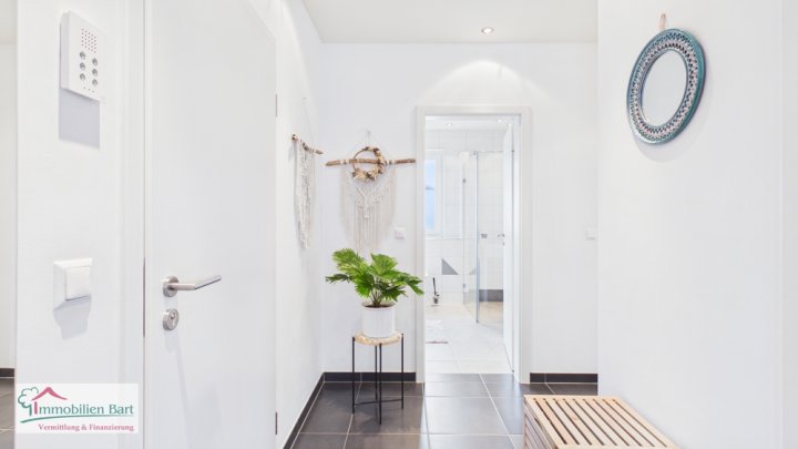 ORSCHOLZ: HELLE, SEHR GEPFLEGTE WOHNUNG (2 SCHLAFZI.) MIT ÜBERDACHTEM STELLPLATZ!