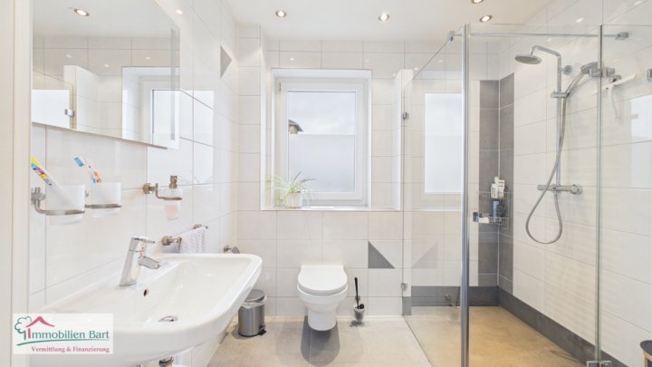 ORSCHOLZ: HELLE, SEHR GEPFLEGTE WOHNUNG (2 SCHLAFZI.) MIT ÜBERDACHTEM STELLPLATZ!