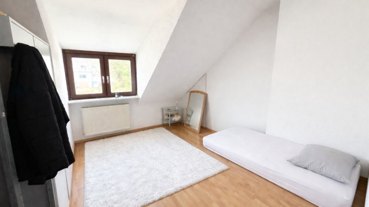 Mehrfamilienhaus mit 4 Wohneinheiten, Garten, Garagen und Stellplätzen