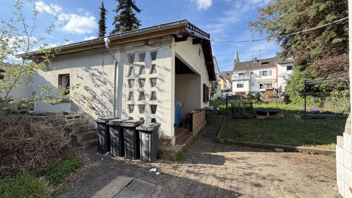 Mehrfamilienhaus mit 4 Wohneinheiten, Garten, Garagen und Stellplätzen