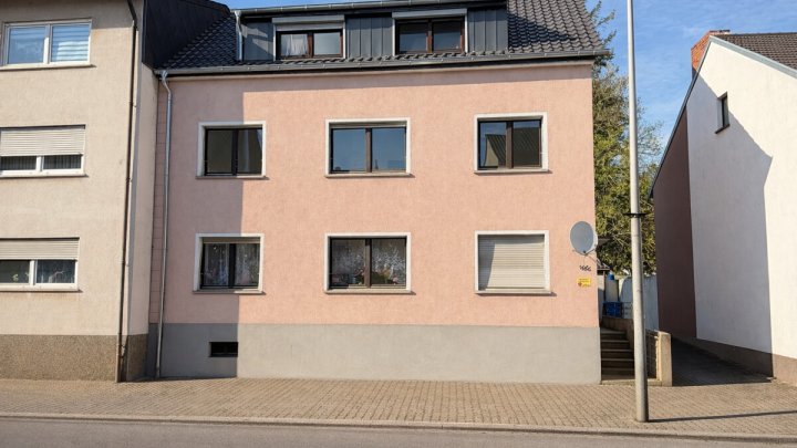 Mehrfamilienhaus mit 4 Wohneinheiten, Garten, Garagen und Stellplätzen