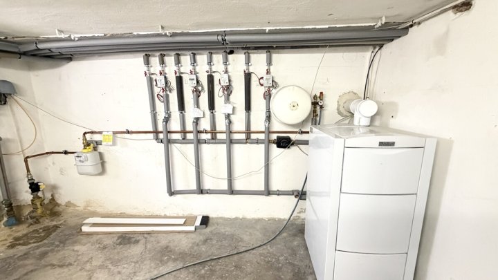 Mehrfamilienhaus mit 4 Wohneinheiten, Garten, Garagen und Stellplätzen