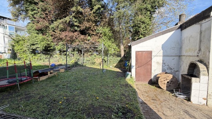 Mehrfamilienhaus mit 4 Wohneinheiten, Garten, Garagen und Stellplätzen