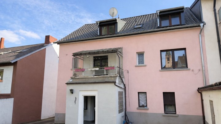 Mehrfamilienhaus mit 4 Wohneinheiten, Garten, Garagen und Stellplätzen