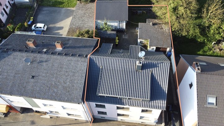 Mehrfamilienhaus mit 4 Wohneinheiten, Garten, Garagen und Stellplätzen