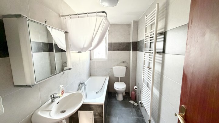 Mehrfamilienhaus mit 4 Wohneinheiten, Garten, Garagen und Stellplätzen