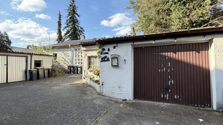 Mehrfamilienhaus mit 4 Wohneinheiten, Garten, Garagen und Stellplätzen