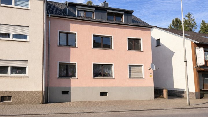 Mehrfamilienhaus mit 4 Wohneinheiten, Garten, Garagen und Stellplätzen