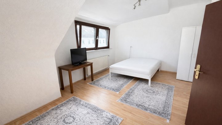 Mehrfamilienhaus mit 4 Wohneinheiten, Garten, Garagen und Stellplätzen