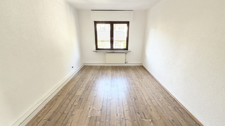 Mehrfamilienhaus mit 4 Wohneinheiten, Garten, Garagen und Stellplätzen