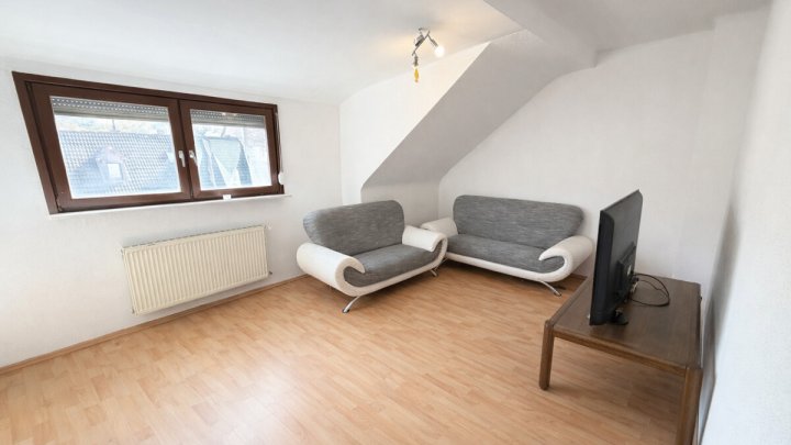 Mehrfamilienhaus mit 4 Wohneinheiten, Garten, Garagen und Stellplätzen