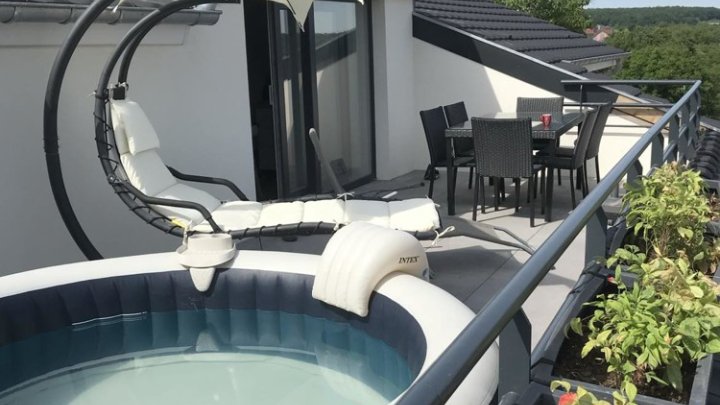 Luxuriös saniertes freistehendes Familiendomizil auf großem Grundstück in Spicheren