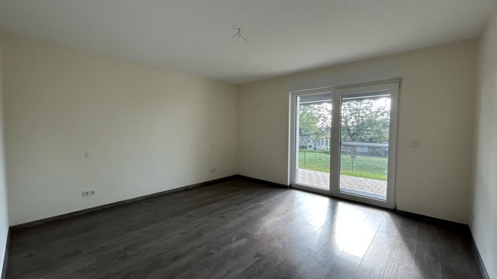NEUWERTIGE 97 M² EG WOHNUNG, 2 SZ, RUHIGE WOHNLAGE!