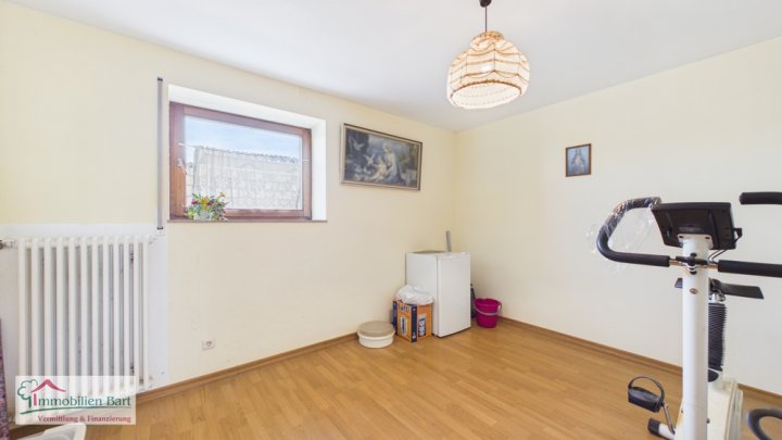 GRENZE L-WORMELDANGE:

IDYLLISCHES LANDLEBEN IM EHEMALIGEN BAUERNHAUS / GARAGEN / SCHEUNE / WERKSTATT