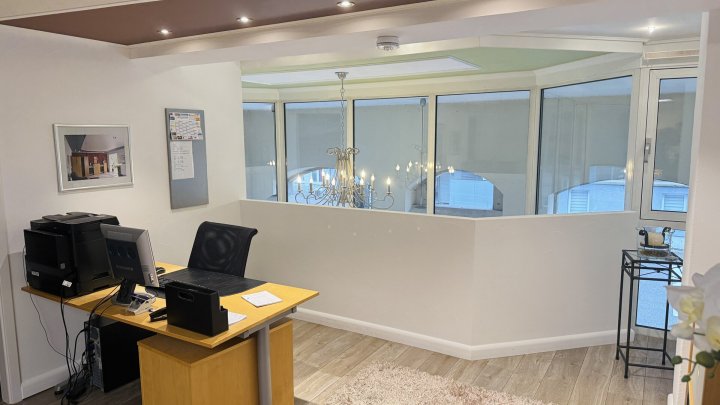Moderne Gewerbefläche mit Galerie, Wintergarten & Top-Ausstattung im Zentrum von St. Ingbert