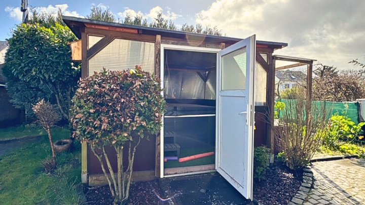 Freiistehendes gepflegtes 2-3 FH mit Wintergarten, Garage, sofort verfügbar