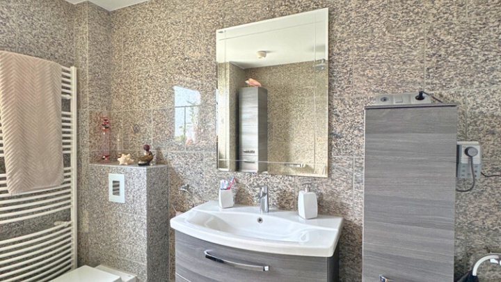 Freiistehendes gepflegtes 2-3 FH mit Wintergarten, Garage, sofort verfügbar