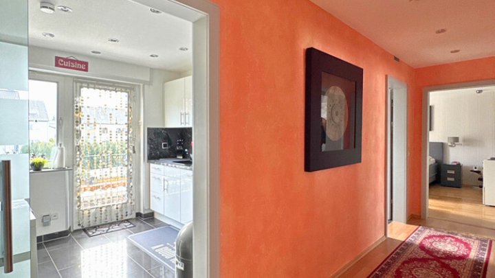 Freiistehendes gepflegtes 2-3 FH mit Wintergarten, Garage, sofort verfügbar