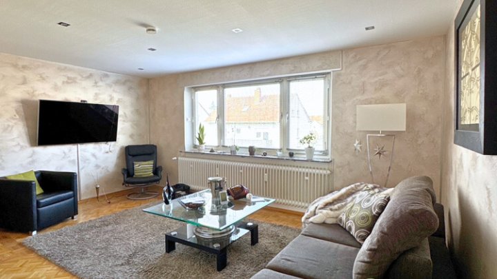 Freiistehendes gepflegtes 2-3 FH mit Wintergarten, Garage, sofort verfügbar