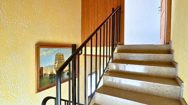 Freiistehendes gepflegtes 2-3 FH mit Wintergarten, Garage, sofort verfügbar