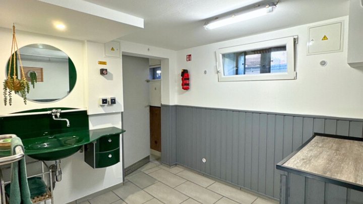 Freiistehendes gepflegtes 2-3 FH mit Wintergarten, Garage, sofort verfügbar