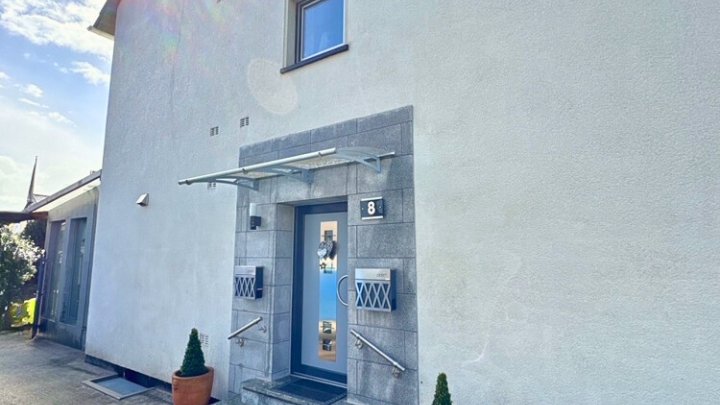 Freiistehendes gepflegtes 2-3 FH mit Wintergarten, Garage, sofort verfügbar