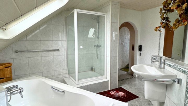 Freiistehendes gepflegtes 2-3 FH mit Wintergarten, Garage, sofort verfügbar