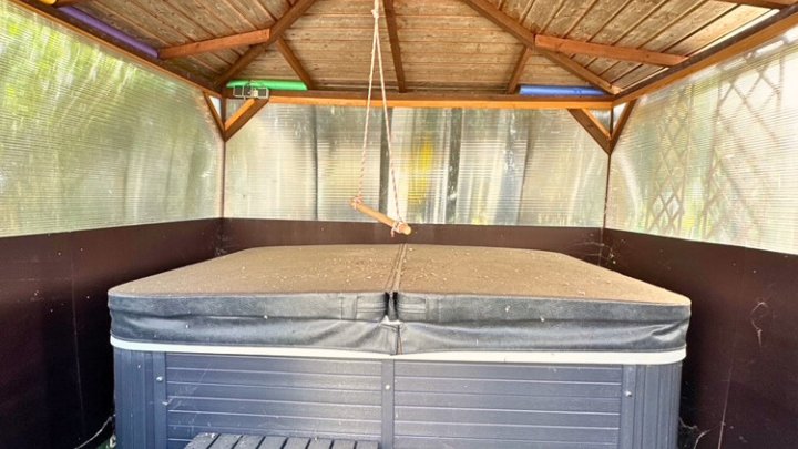 Freiistehendes gepflegtes 2-3 FH mit Wintergarten, Garage, sofort verfügbar