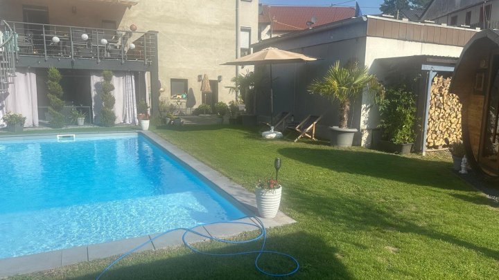 Modernes Traumhaus in Großrosseln - Stilvolles Wohnen mit Kamin, Pholtovoltaik und Pool auf großem Grundstück