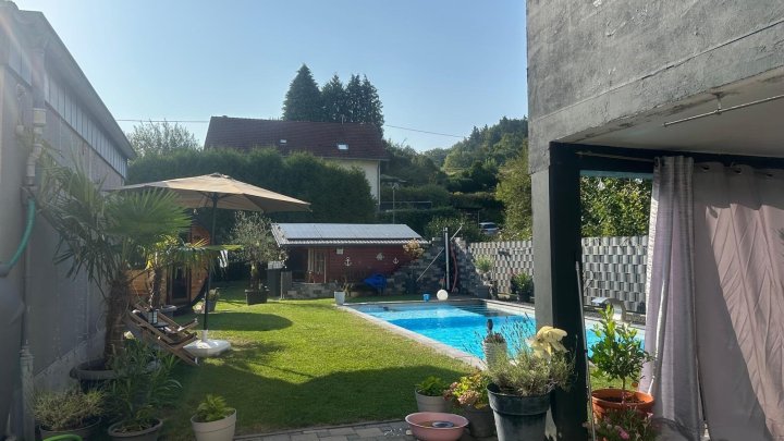 Modernes Traumhaus in Großrosseln - Stilvolles Wohnen mit Kamin, Pholtovoltaik und Pool auf großem Grundstück