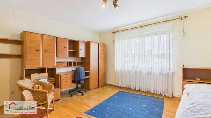 GRENZNÄHE: 4 GROßE GARAGEN / 276 M² WOHNHAUS / SOFORT VERFÜGBAR!