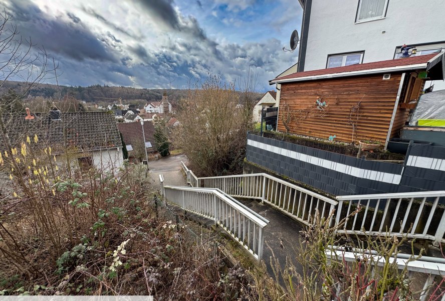 öffentliche Treppe seitlich des Grundstücks