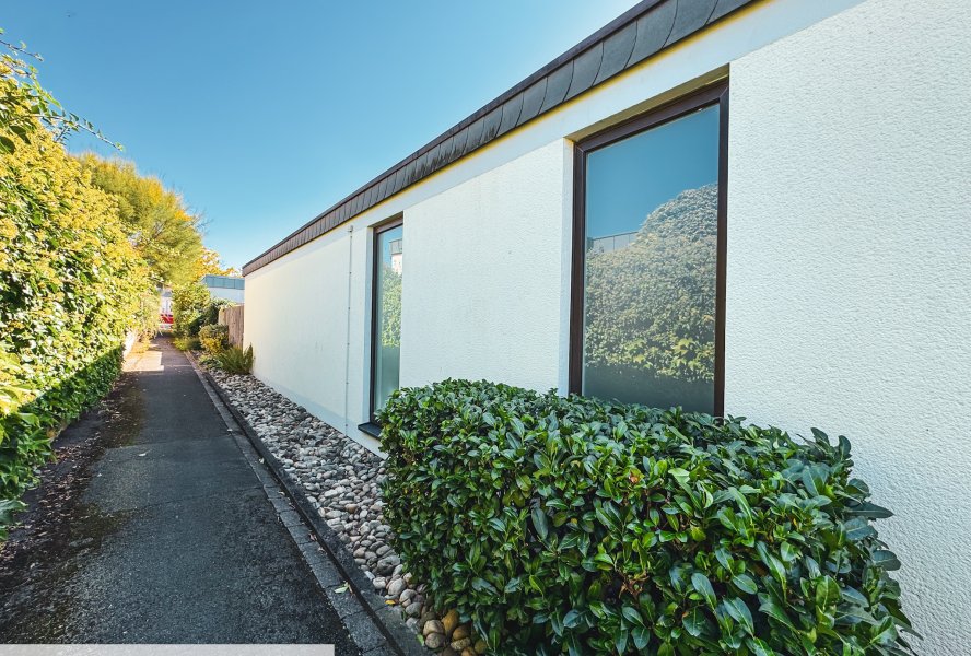 Seitenansicht Gebäude und seitlicher Weg