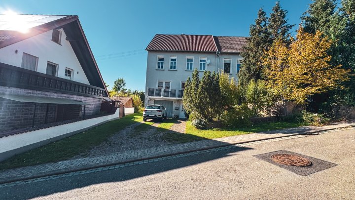 GRÜNOASE - Doppelhaushälfte mit Garage/Balkone und großem Garten in Zweibrücken-Mörsbach