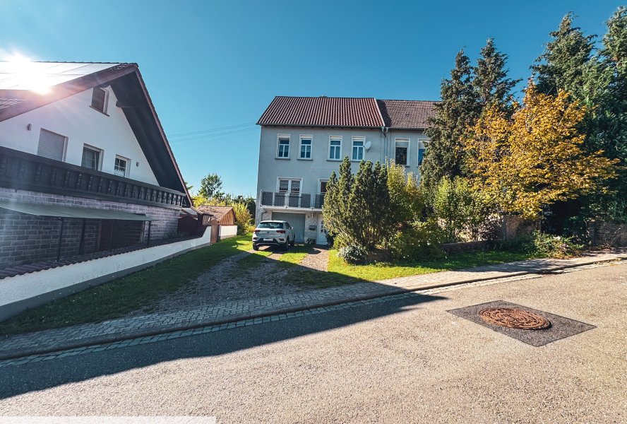 Vorderansicht mit Hofeinfahrt