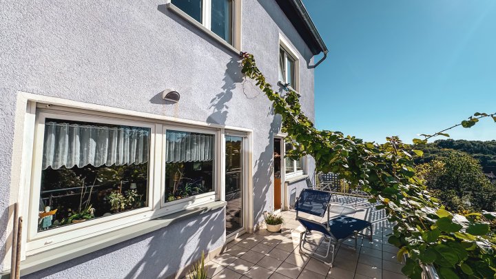 GRÜNOASE - Doppelhaushälfte mit Garage/Balkone und großem Garten in Zweibrücken-Mörsbach