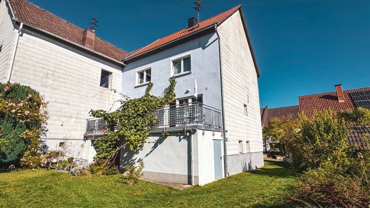 GRÜNOASE - Doppelhaushälfte mit Garage/Balkone und großem Garten in Zweibrücken-Mörsbach