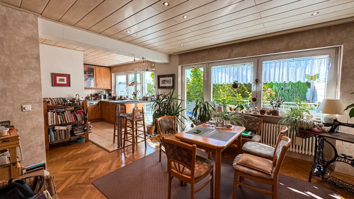 GRÜNOASE - Doppelhaushälfte mit Garage/Balkone und großem Garten in Zweibrücken-Mörsbach