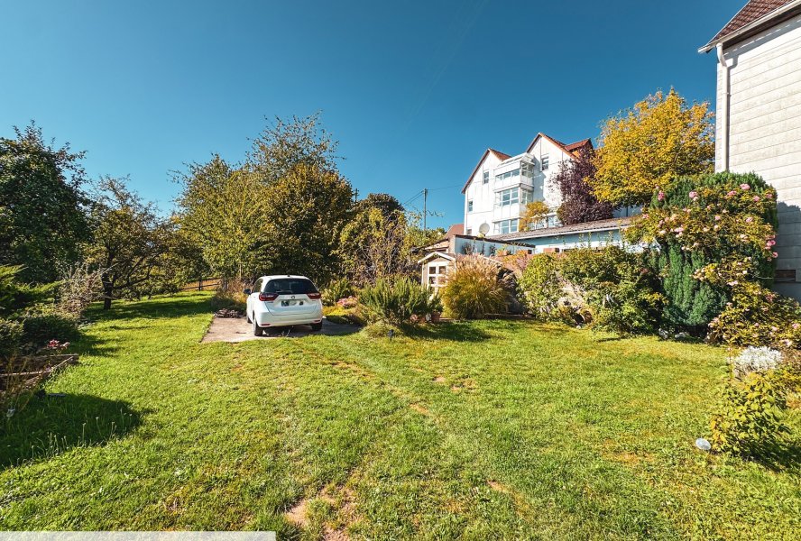 Garten mit PKW Stellplatz hinter dem Haus
