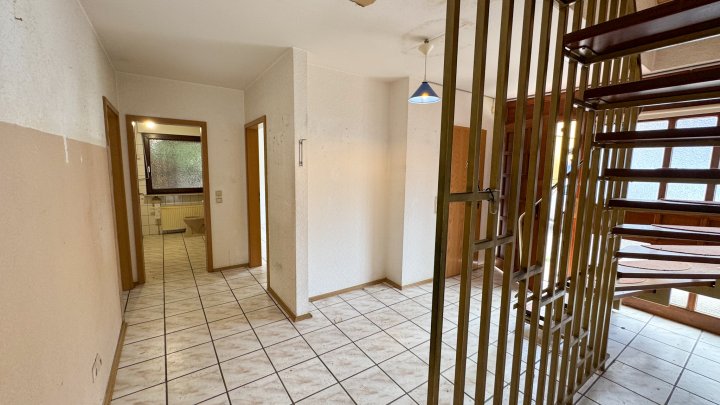 WOHNEN IN IXHEIM - Freistehendes Einfamilienhaus mit Garage und Terrasse in 66482 Zweibrücken