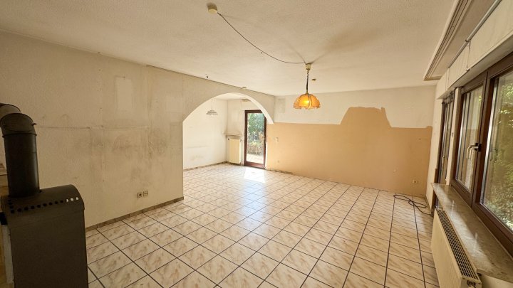 WOHNEN IN IXHEIM - Freistehendes Einfamilienhaus mit Garage und Terrasse in 66482 Zweibrücken