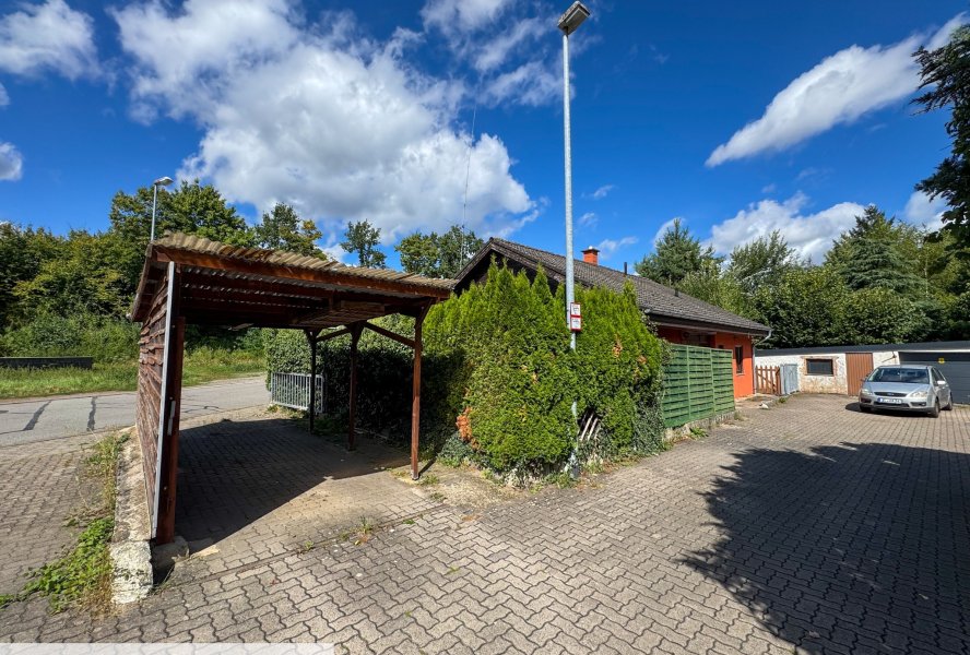 Vorderansicht mit Carport