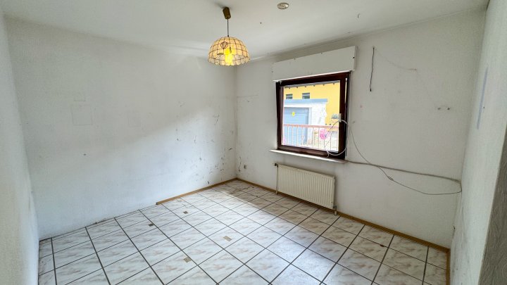 WOHNEN IN IXHEIM - Freistehendes Einfamilienhaus mit Garage und Terrasse in 66482 Zweibrücken